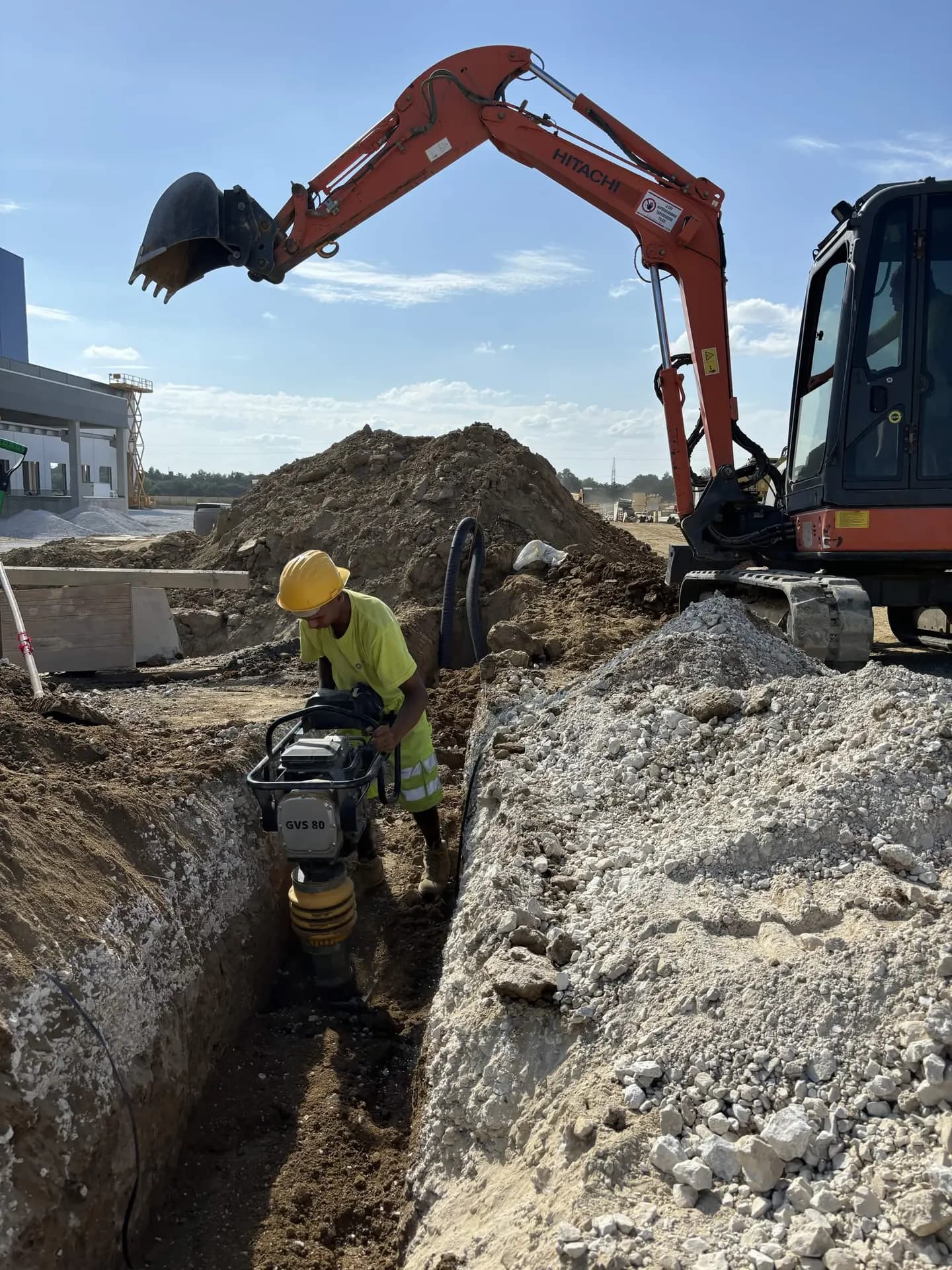 Vezetékárok visszatöltése és tömörítése döngölővel