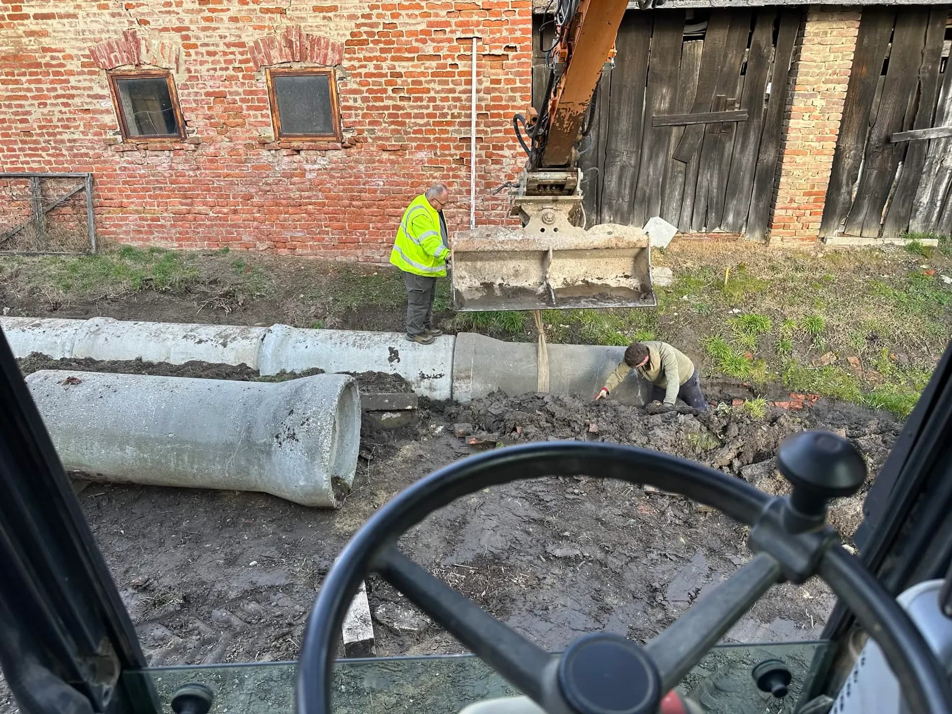 Betoncső fektetése kotróval