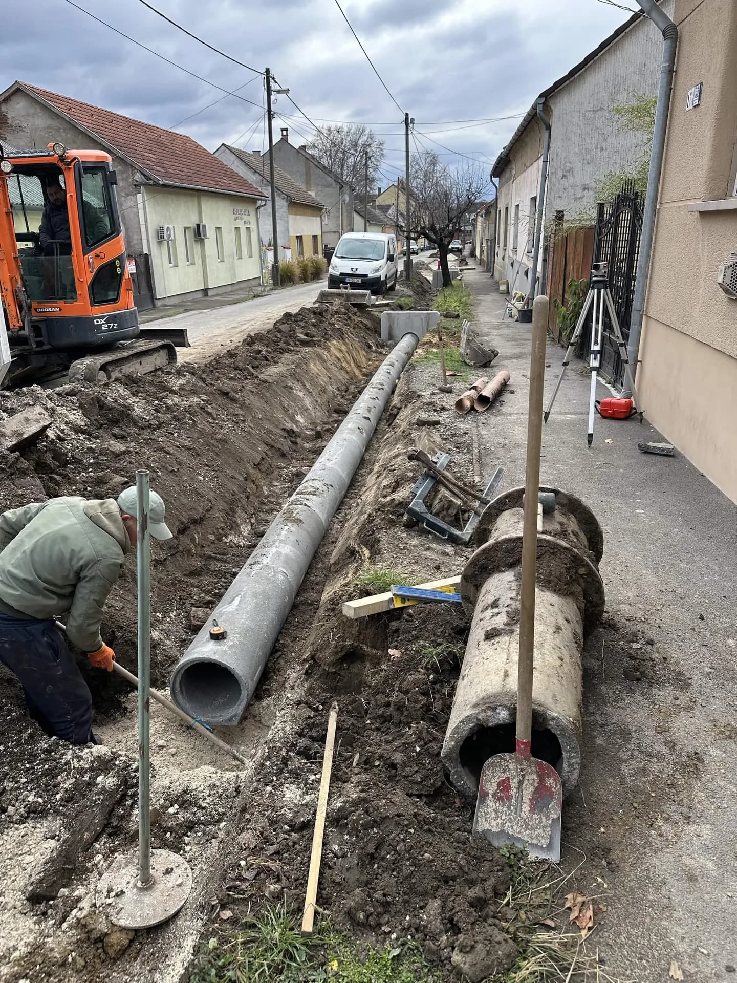 Betoncső fektetése utcai árokba