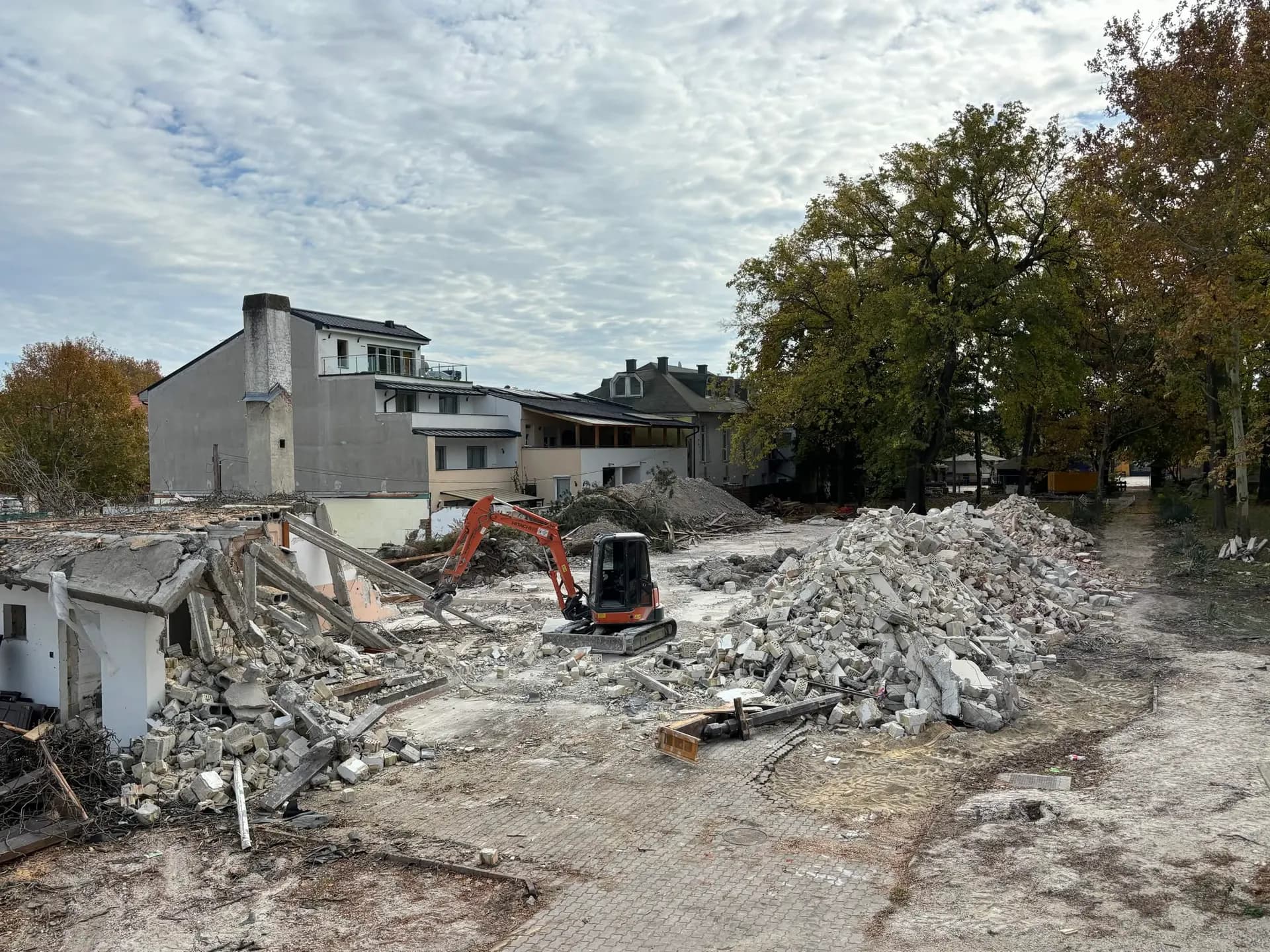 Bontási terület minikotróval és törmelékkupaccal
