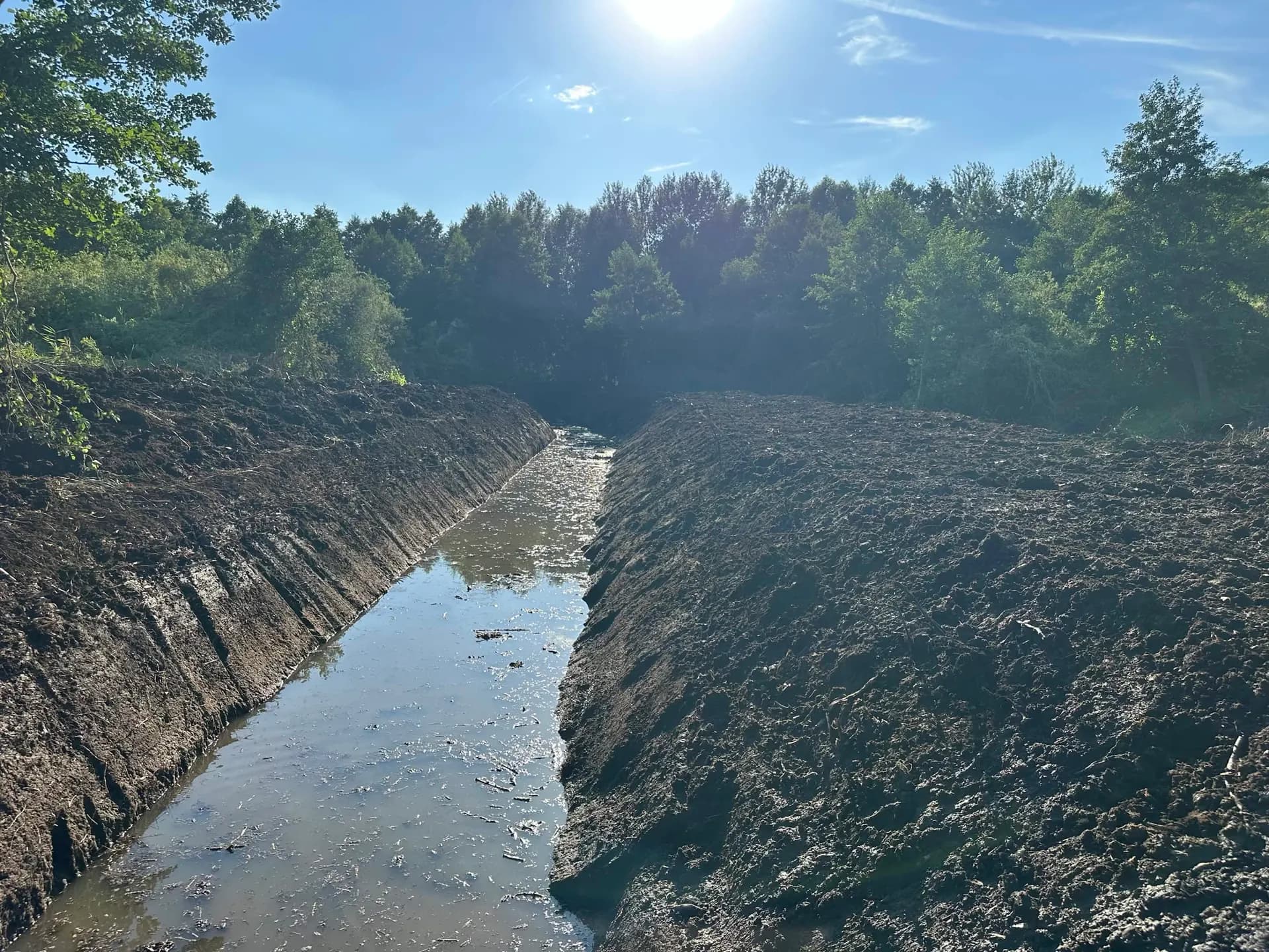 Frissen kikotort vízelvezető meder