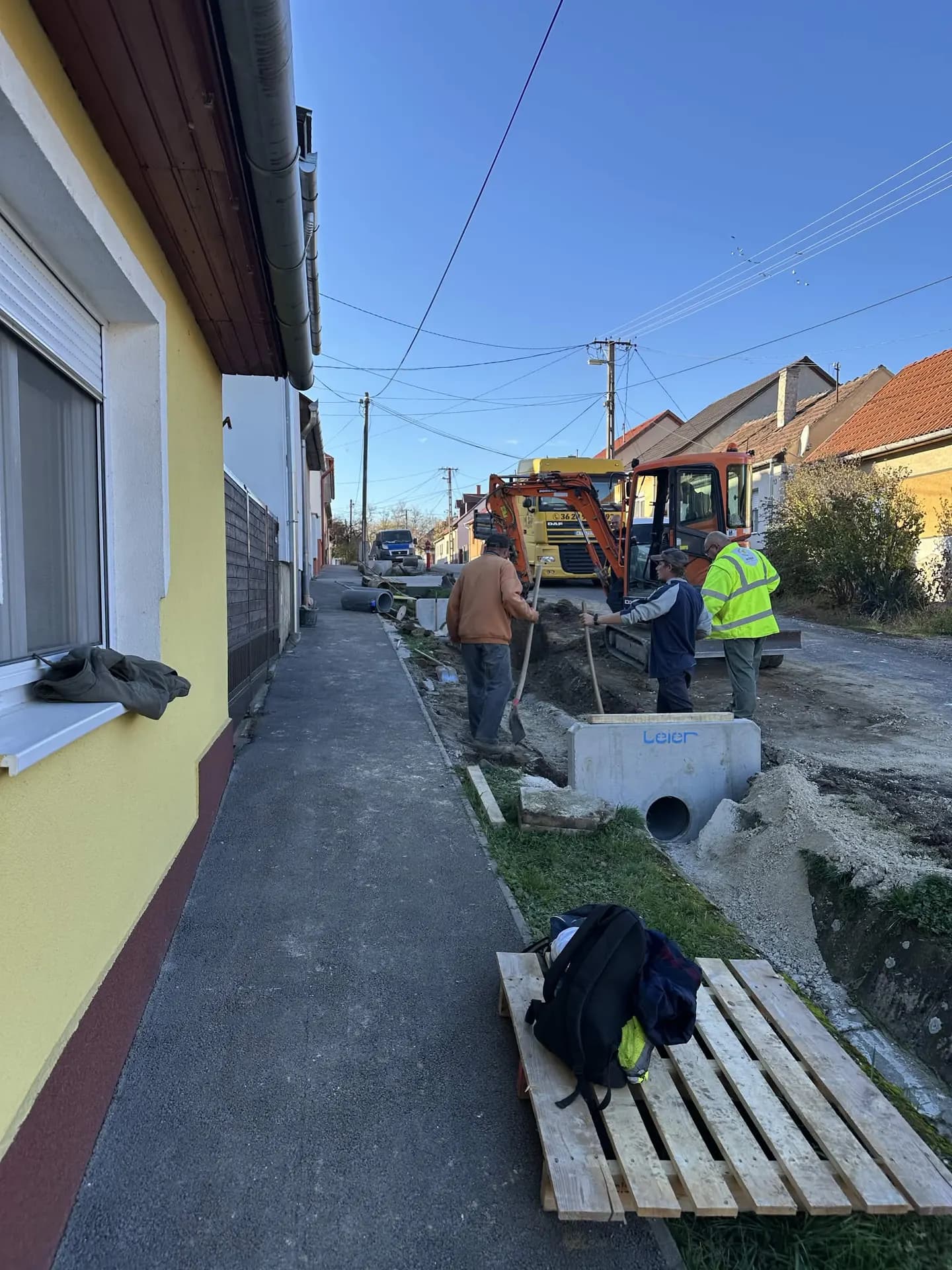 Aknaépítés és árokásás utca mentén, kotrókkal