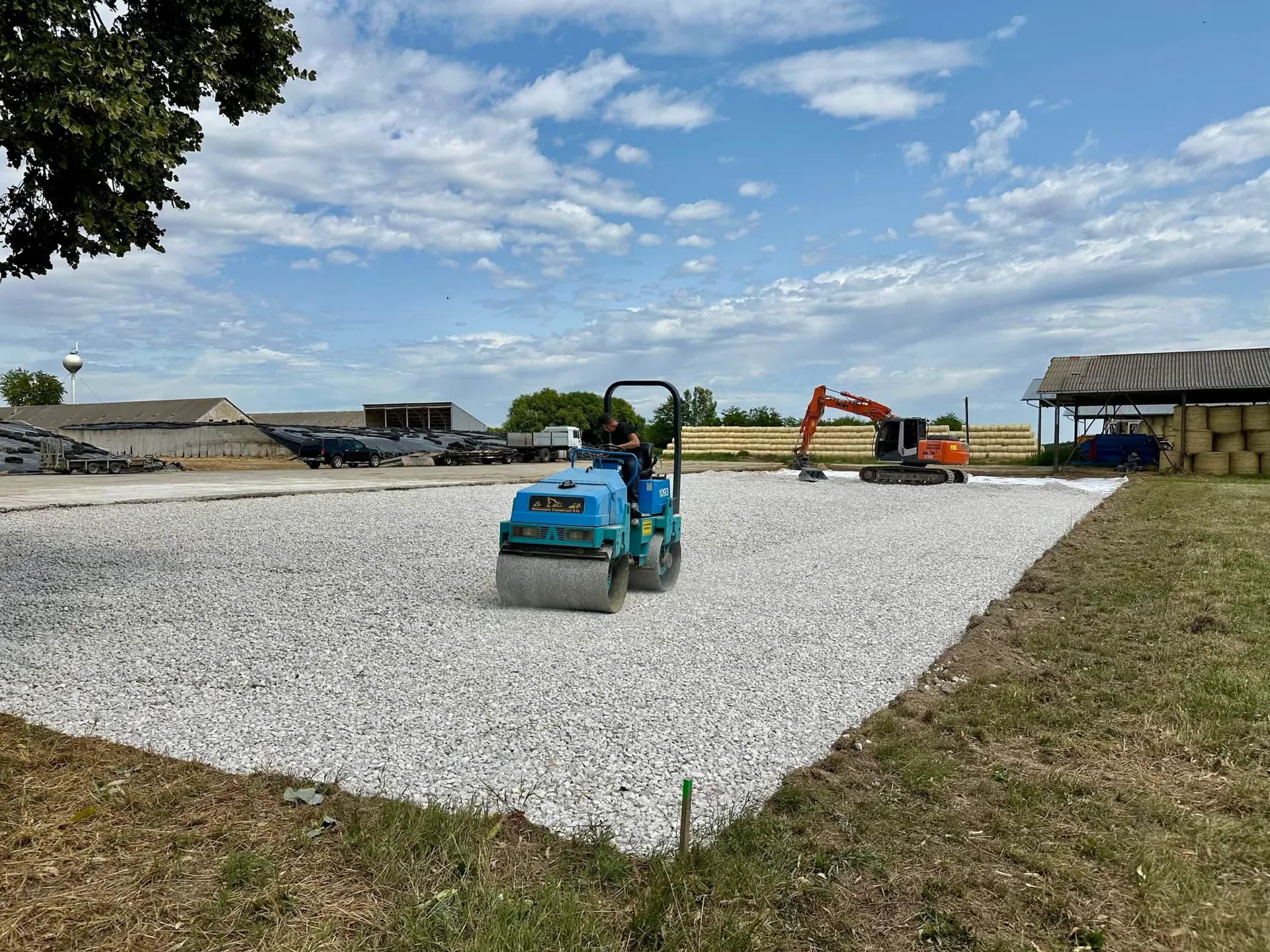 Zúzottkő alap tömörítése hengerrel